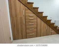 деревянная лестница со встроенными шкафами