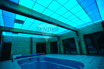 Потолок стеклянный с подсветкой в бассейне