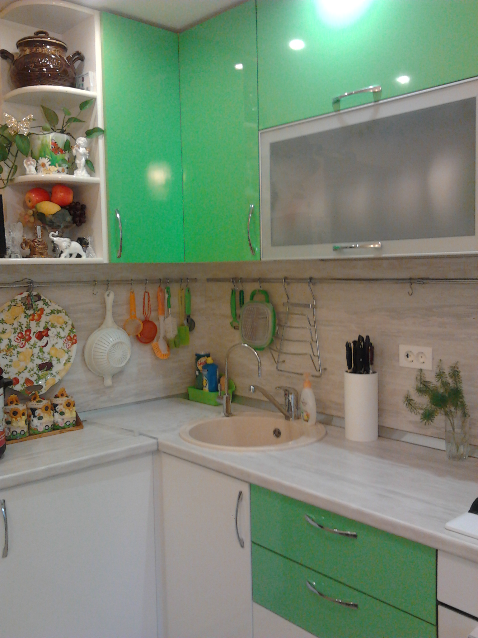 зелено-белая кухня с пластиком
