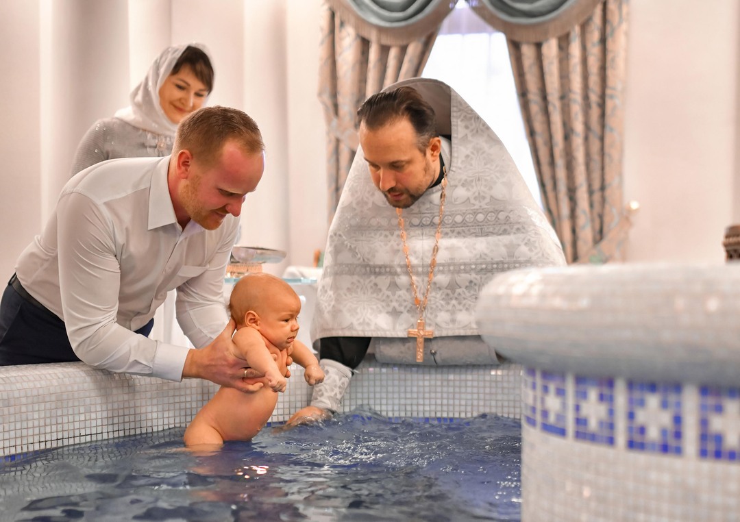 фотограф окунание крещение ребенка