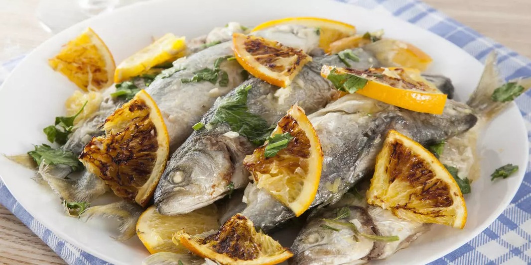 Жареный луфарь с апельсинами и чесноком