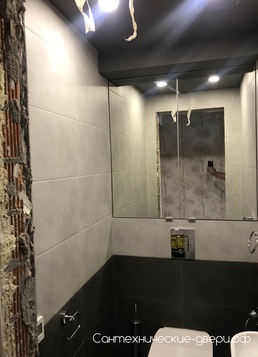 Фотография №7 Зеркальные дверцы в туалете над инсталляцией