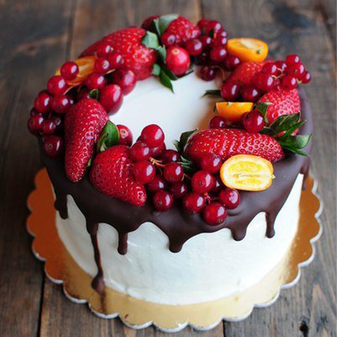 Украшение торта сливками и ягодами