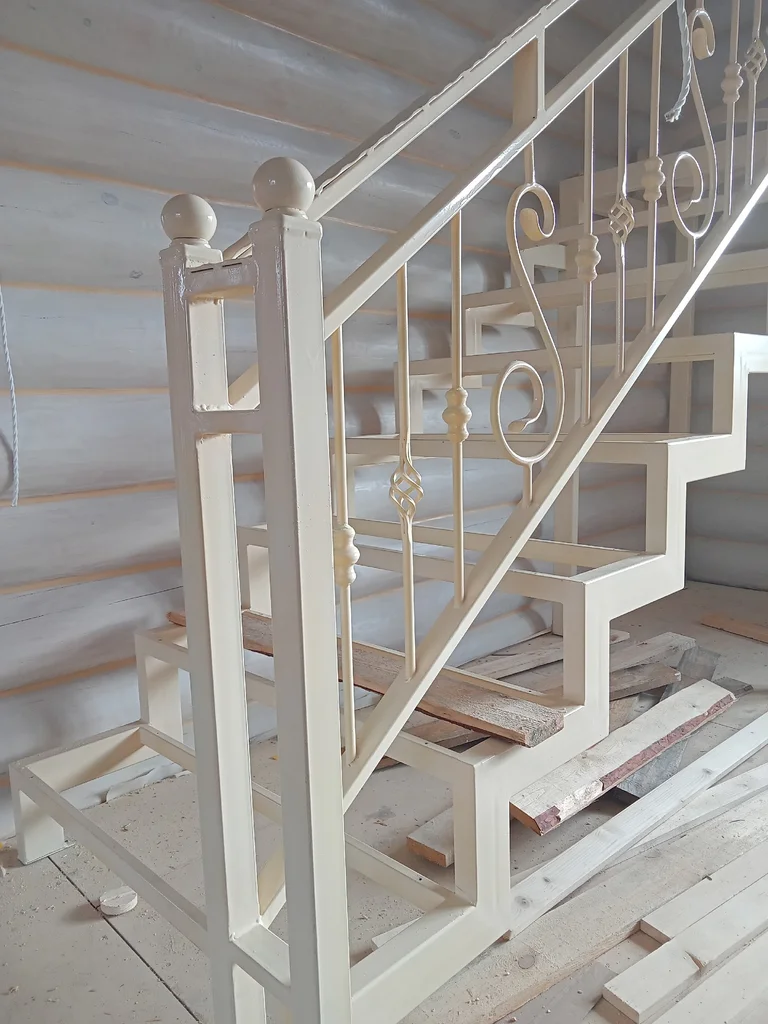 Угловая металлическая лестница в доме