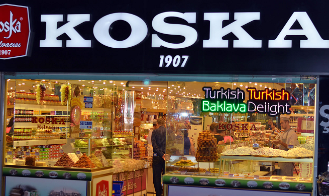 Витрина магазина турецких сладостей KOSKA
