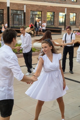 Пара танцует сальсу в Красноярске