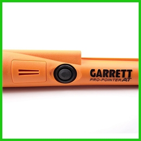 На фото: чтобы ваш Garrett Pro-Pointer AT сам не потерялся во время поисков, производитель поместил его в заметный ярко-оранжевый корпус и оборудовал сигнализацией