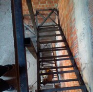 Закрытый каркас лестницы с 4мя ступенями