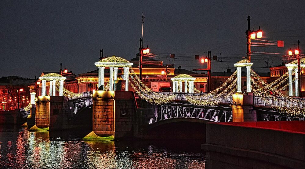 Мост Ломоносова ночью