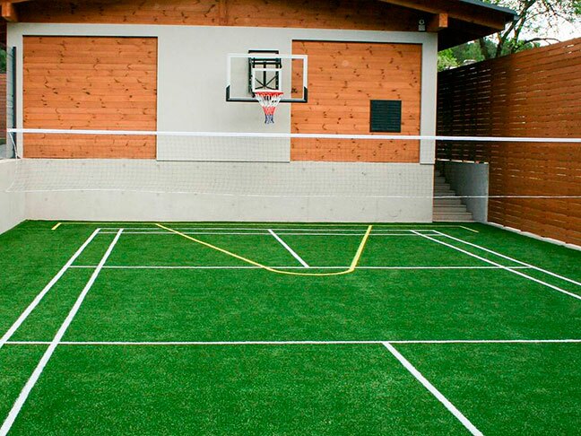 искусственная трава на баскетбольной площадке