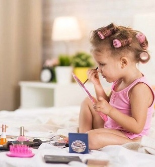 Коробка с детским шампунем гелем и кремом с милым дизайном