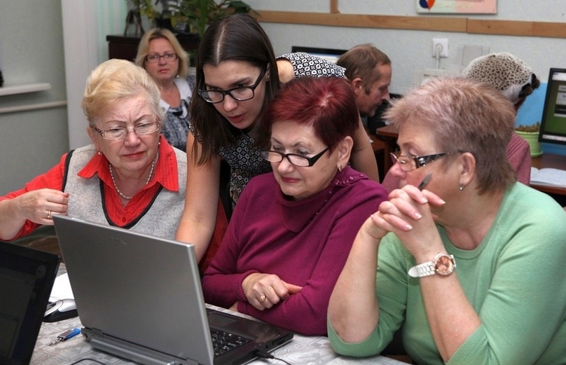 Учащиеся студенты. Курсы дополнительного образования взрослых. Дополнительное образование взрослых в республике беларусь. Обучение взрослых людей. Учитель и студенты.