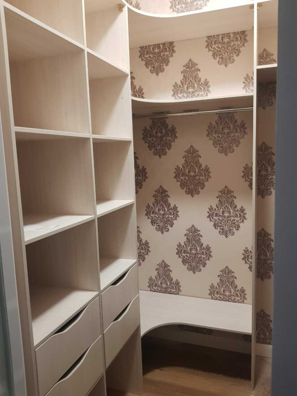 Гардеробная комната с функциональными ящиками и вешалкой для одежды, выполненная из ЛДСП