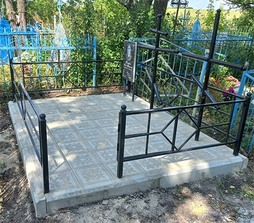 плитка на месте захоронения