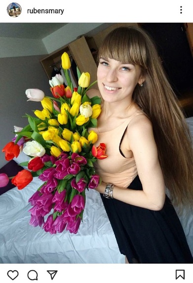 девушка позирует с букетом тюльпанов