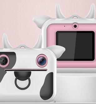 Фотоаппарат полароид и напечатанные мгновенные снимки