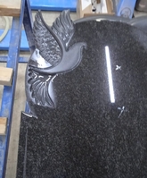 вырезанный голубь на гранитном памятнике