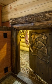 Установка двери в рубленной бане в Москве