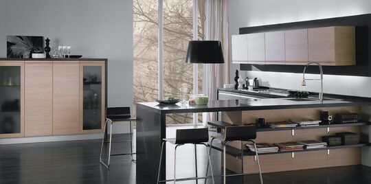 Итальянский массив в стиле Модерн, кухни проша,кухня оксфорд со свтелыми фасадами, полки на кухне, светильник на кухне
