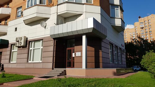 Вход в клинику KM Dental с внутренней стороны дома на Лобачевского