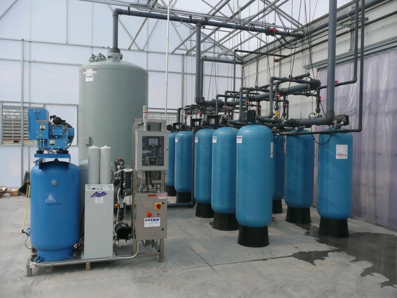 Промышленная и питьевая. Промышленная водоочистка обезжелезивания воды. Система водоподготовки Промышленная. Станция обезжелезивания воды промышленные. Промышленные фильтры для воды.