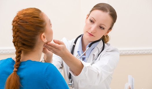 У кого возникают проблемы с щитовидной железой