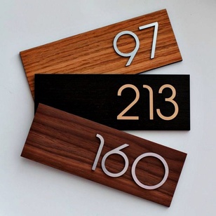 Знак с номером квартиры — красивый подарок для фасада или двери на новоселье