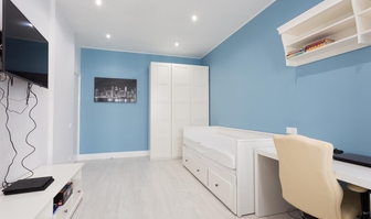 матовый натяжной потолок в спальне