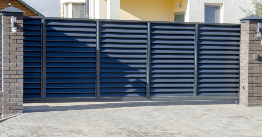 Откатные ворота алютех. Откатные ворота алютех. Откатные ворота алютех 7016. Забор жалюзи твинго. Откатные ворота автоматические алютех.
