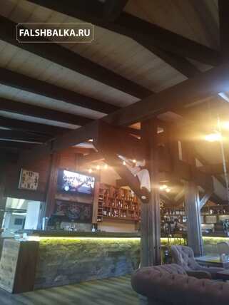 деревянные фальшбалки на потолке ресторана