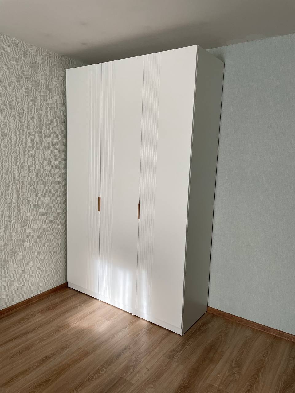 Белый распашной шкаф из МДФ с рифлеными фасадами для спальни, произведённый на заказ в СПб