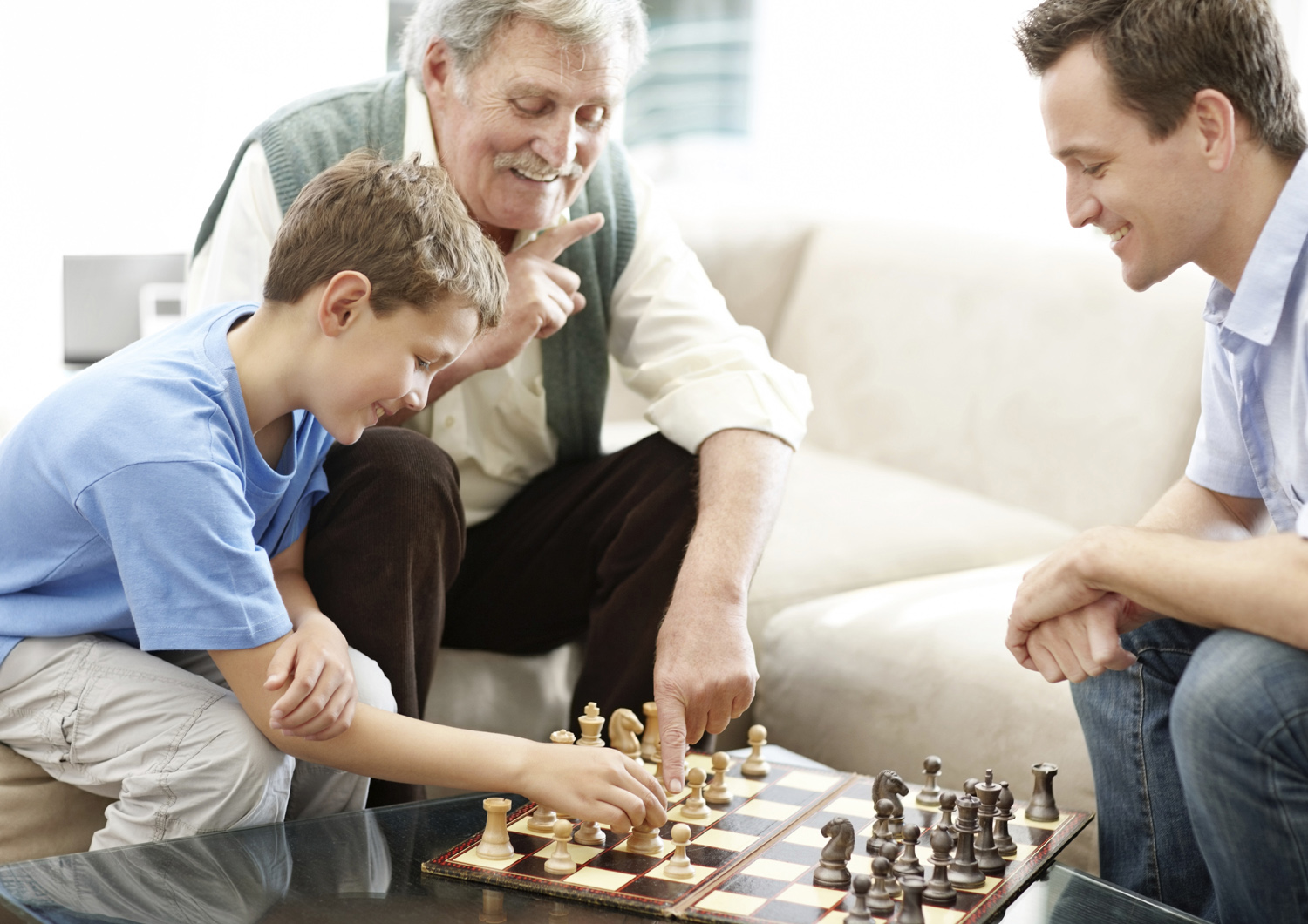 Папа играет в шахматы. Папа с шахматами. Шахматы для детей. Дети играющие в шахматы. Игра в шахматы дети и взрослые.