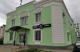 Декоративная штукатурка RAl 6005 на фасаде дома в центре города