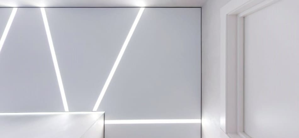 Натяжной потолок со световой линией