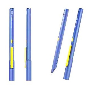 Смарт-ручка и блокнот на столе рядом с планшетом