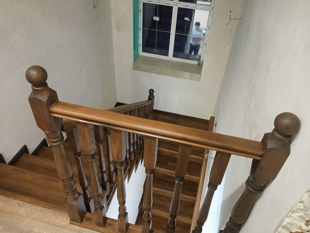 Лестница на второй этаж в частный дом из дерева в Уфе и Уфимском районе от компании Brent Wood