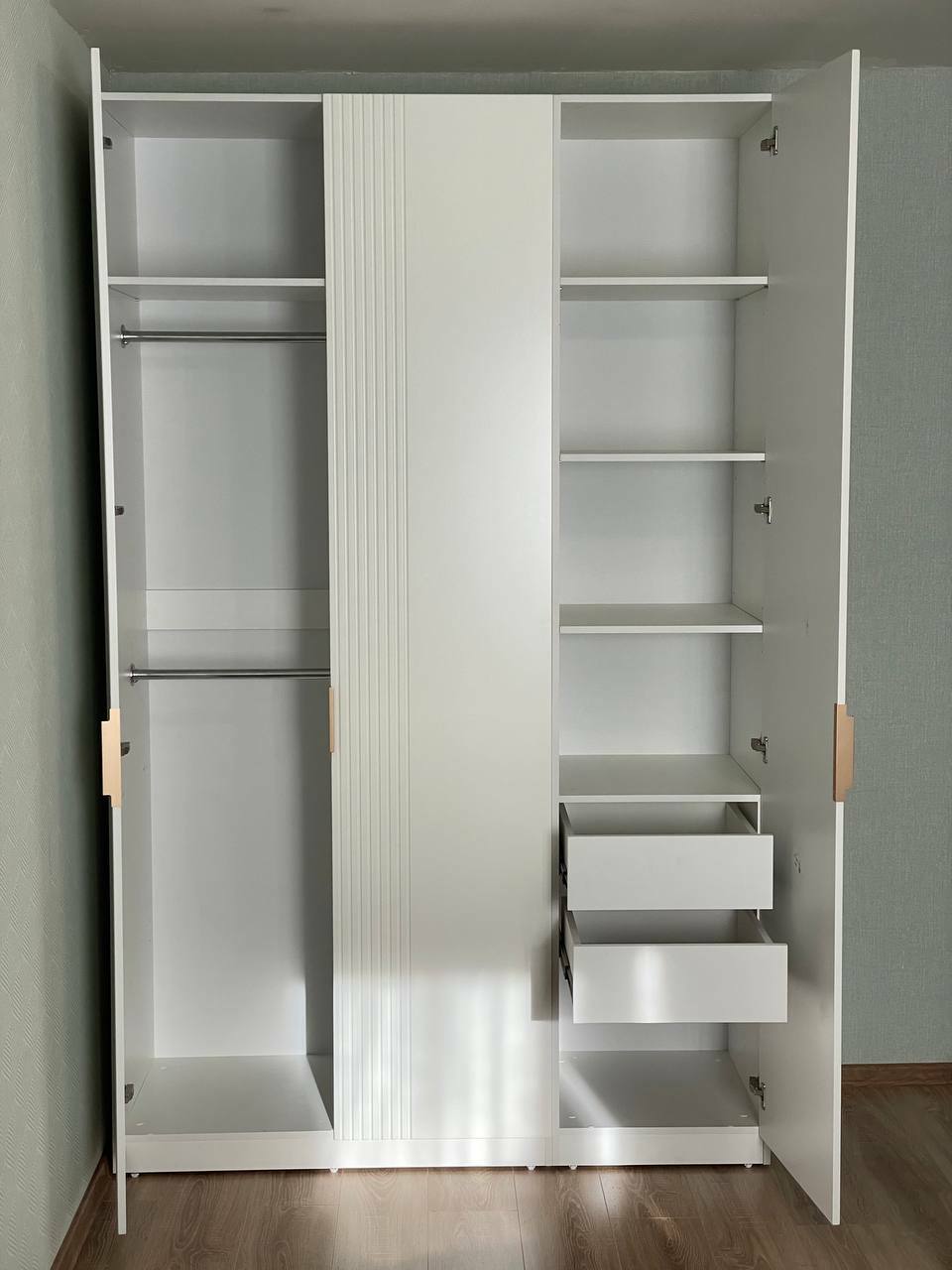 Белый распашной шкаф из МДФ с рифлеными фасадами, ящиками и штангой для одежды, сделанный на заказ
