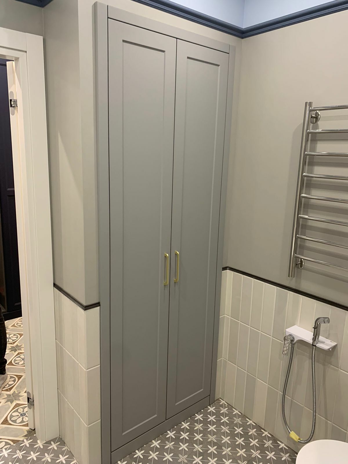 Встроенный серый шкаф из МДФ с фасадами с изящной фрезеровкой для ванной комнаты, сделанный на заказ