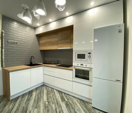 Белая глянцевая кухня под потолок с деревянной столешницей в ЖК Прибалтийский, Кухни Проша