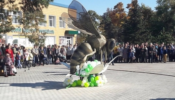 Pamyatnik pchele v Manevichakh