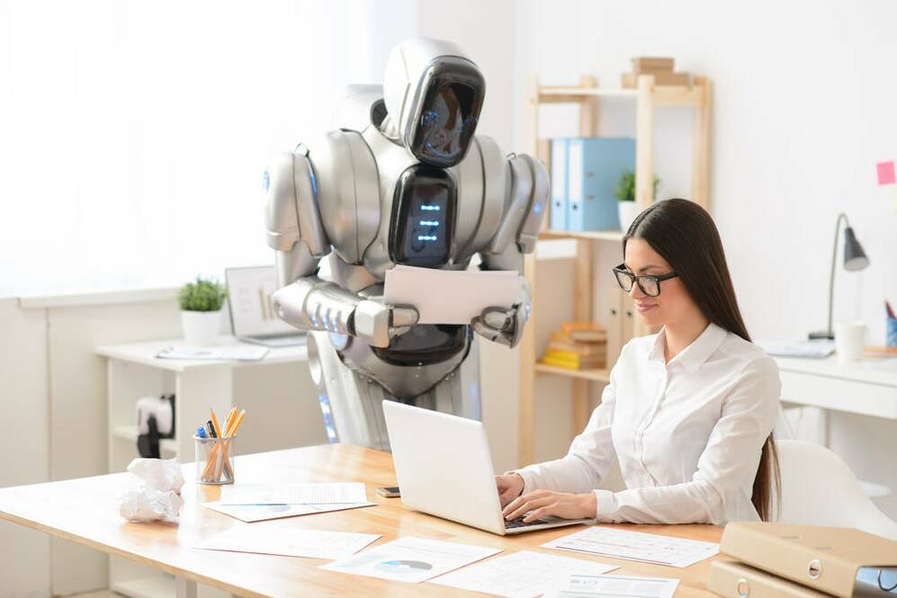 Робот переводит звонок на менеджера отдела продаж
