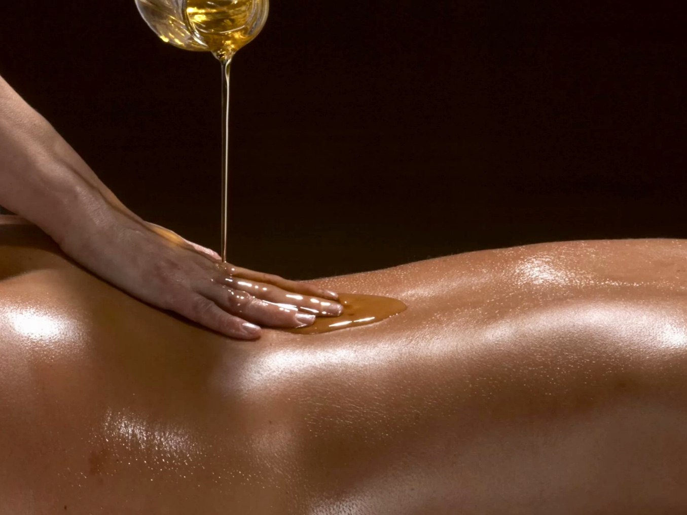 Oil massage. Королевский релакс лингама!. Массаж Абхьянга. Масляный массаж. Масло для массажа.