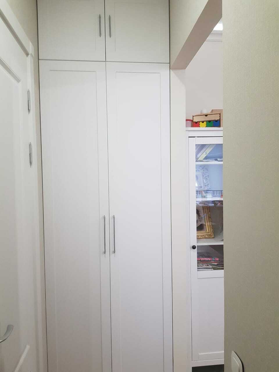 Встроенный распашной шкаф из белого МДФ с фрезерованными фасадами, купленный в СПб у производителя