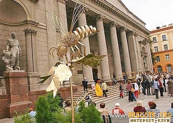 Памятник пчеле в Минске