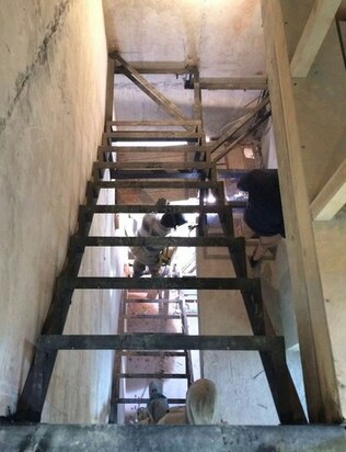 Закрытый каркас лестницы с 4мя ступенями