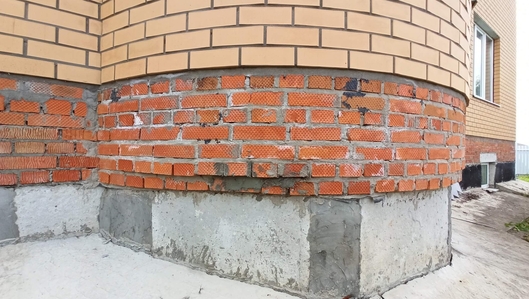 Отделка кирпичного цоколя