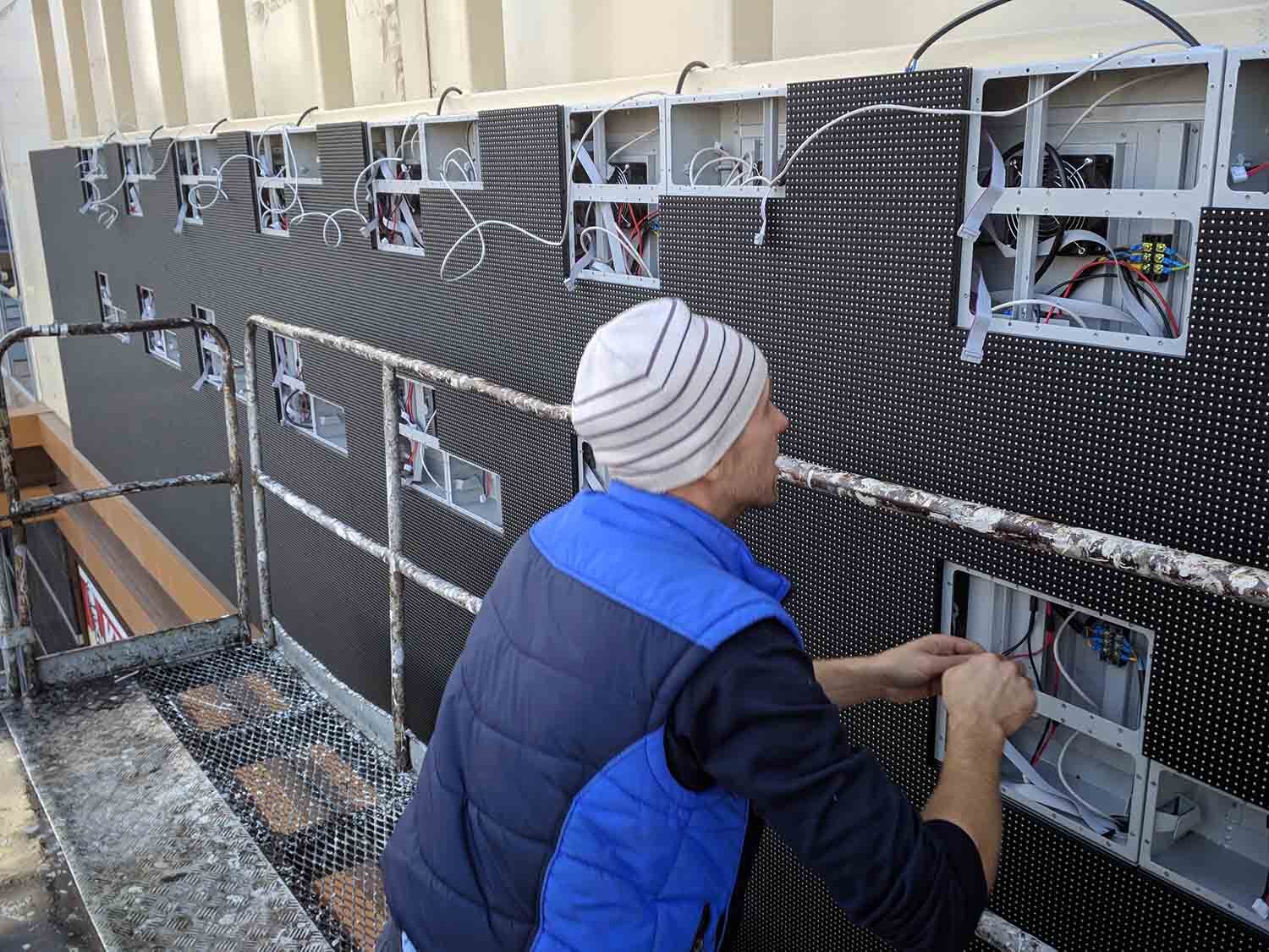 Производится ремонт. Крепление для светодиодного экрана. Монтаж светодиодных экранов. Оборудование для производства светодиодных экранов. Сборка светодиодных экранов.