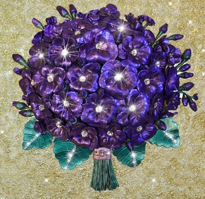 Необычная картина с объемными перламутровыми фиалками и хрустальными стразами