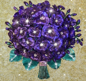 Необычная картина с объемными перламутровыми фиалками и хрустальными стразами