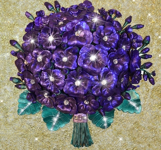 Необычная картина с объемными перламутровыми фиалками и хрустальными стразами